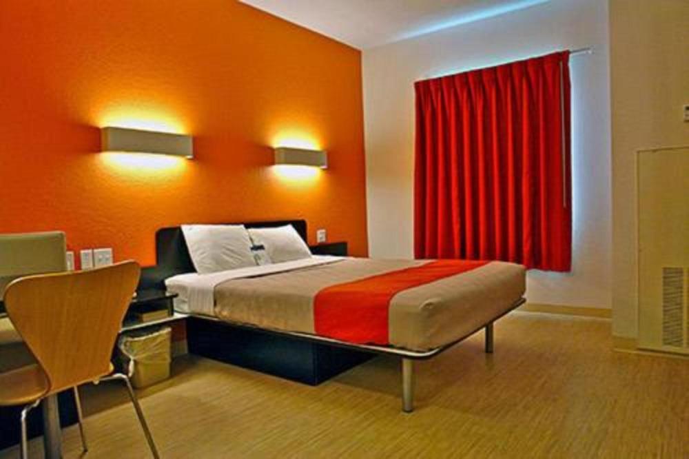 Queen Room interior